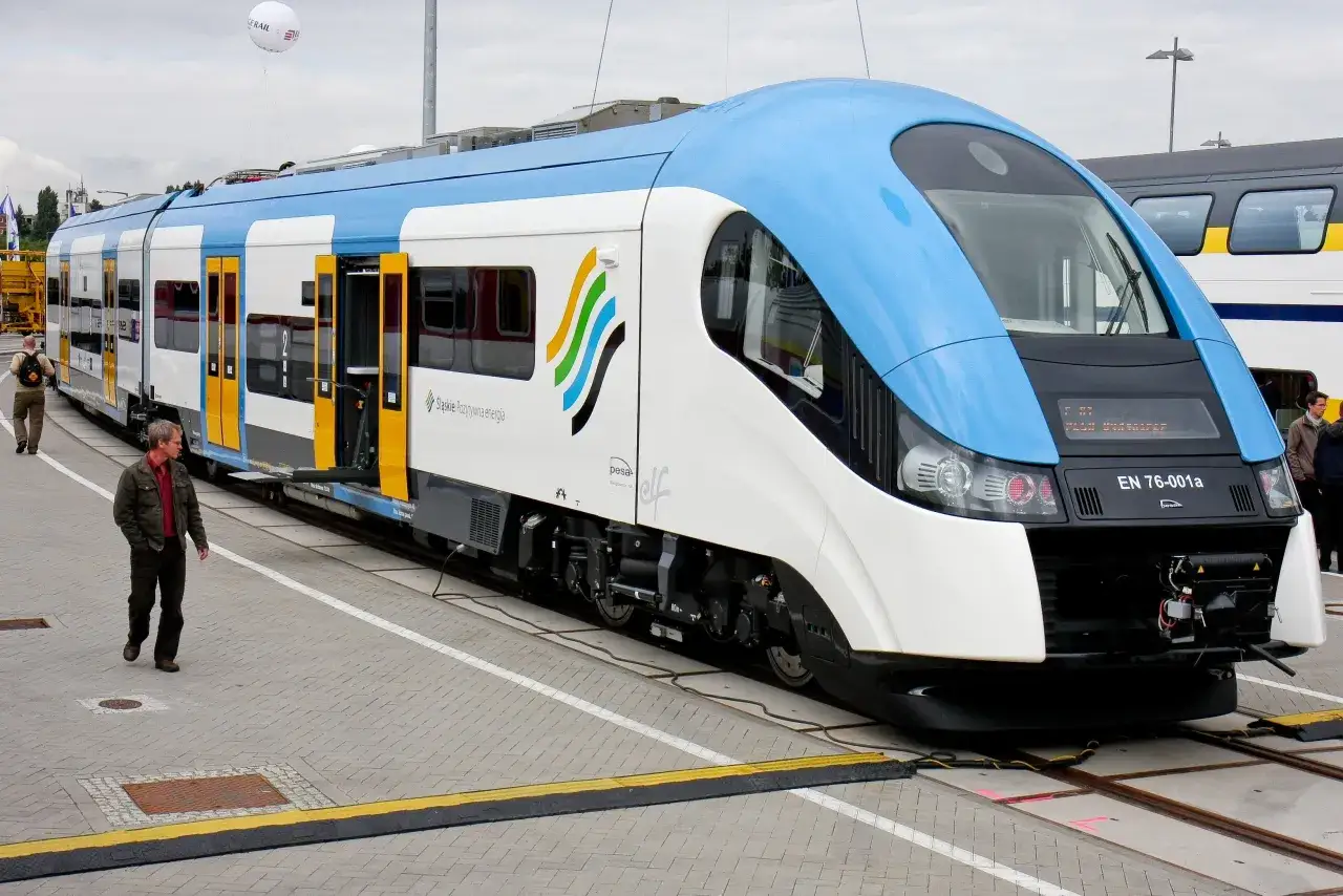 Nowy pociąg Pesa EN 76-001a, kt&oacute;ry od kiedy pociągiem do Wisły, stoi na torach.