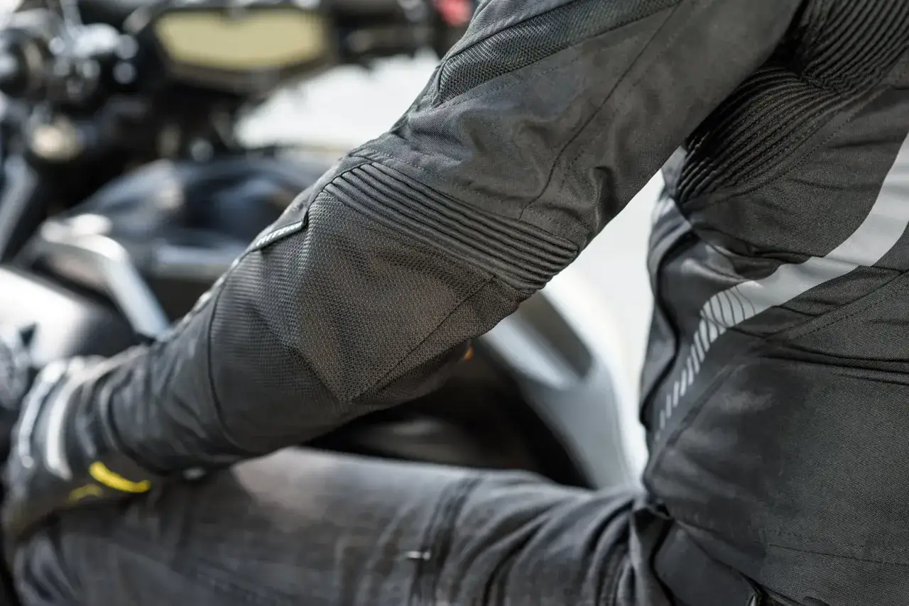 Ryzyka jazdy motocyklem bez odpowiedniej kurtki w upale