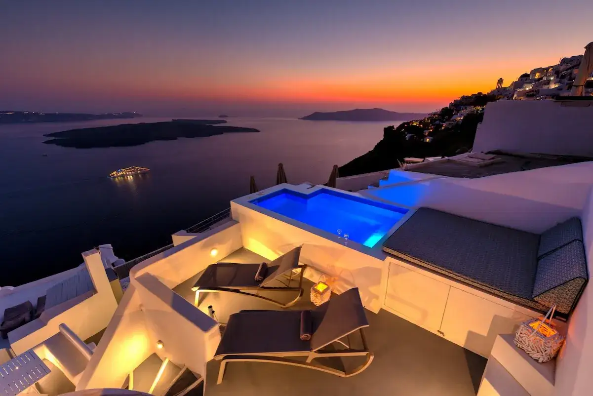luksusowy bar hotelowy na Santorini o zachodzie słońca