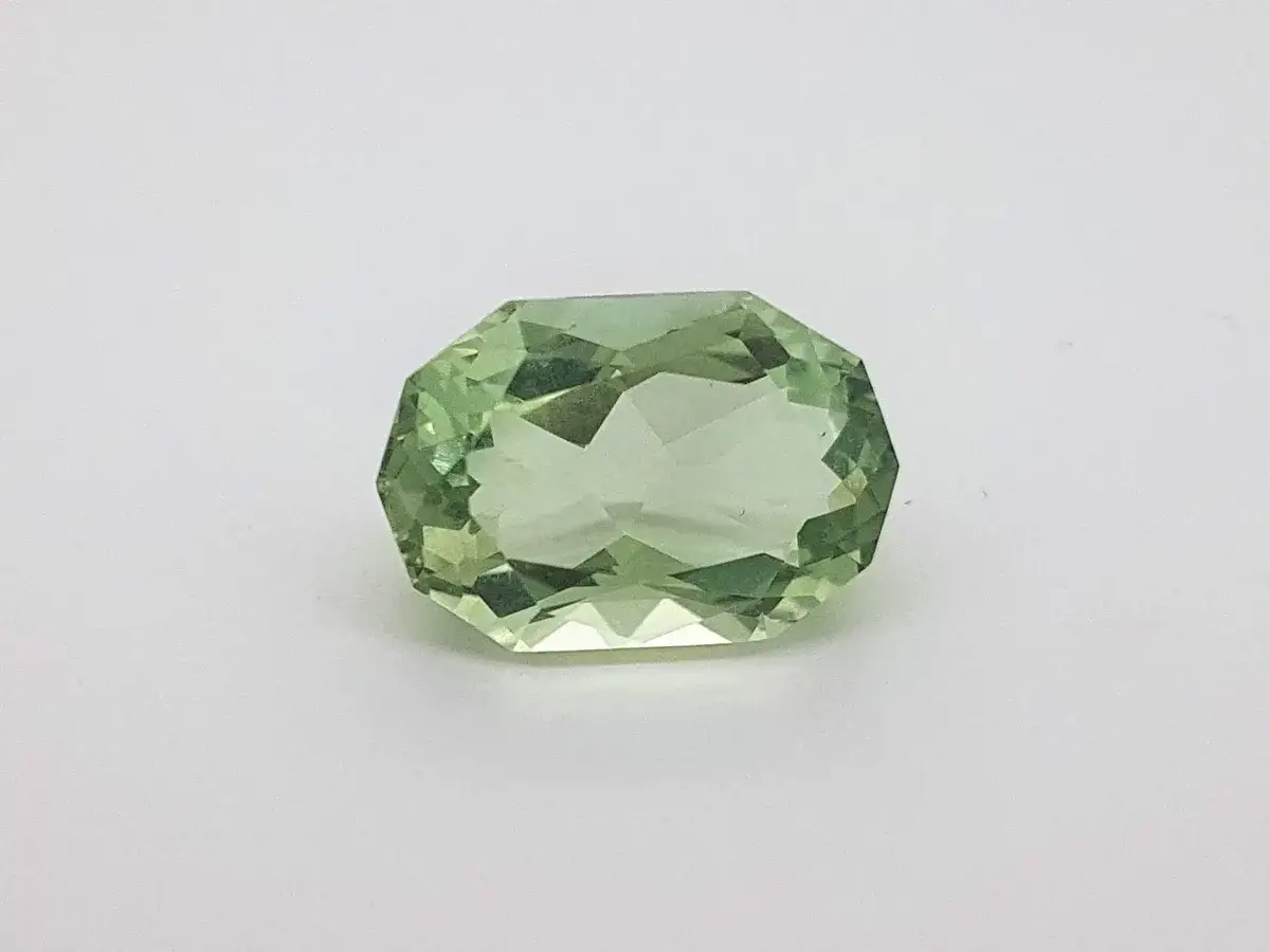 Gemma sfaccettata di ametista verde, simbolo di crescita e rinnovamento.