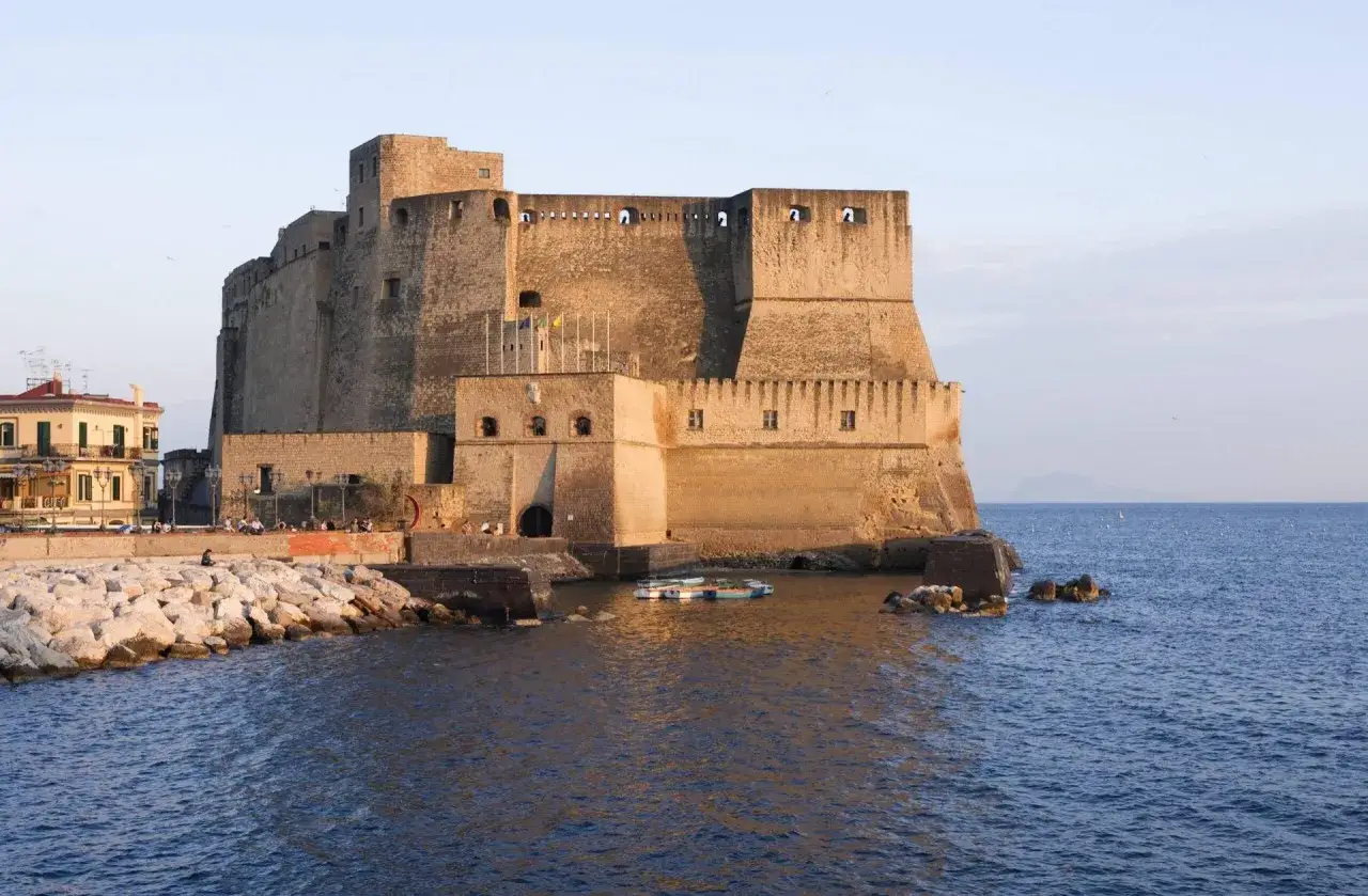 Castel dell'Ovo a Napoli, un must per chi visita la città. Ecco cosa vedere a Napoli in un giorno, partendo da questo imponente maniero sul mare.
