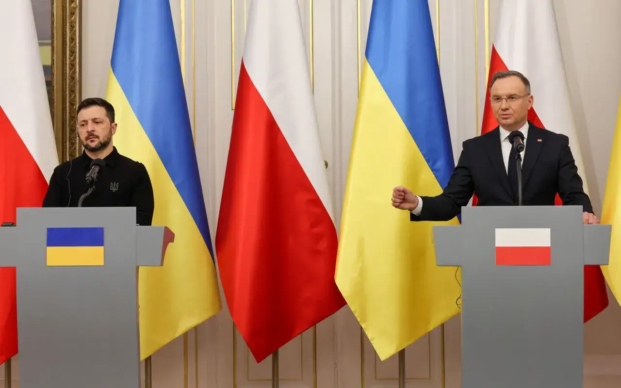 Prezydent Duda przemawia na tle flag Polski i Ukrainy. Gdzie jest dzisiaj prezydent Duda? Właśnie tutaj, wspierając Ukrainę.