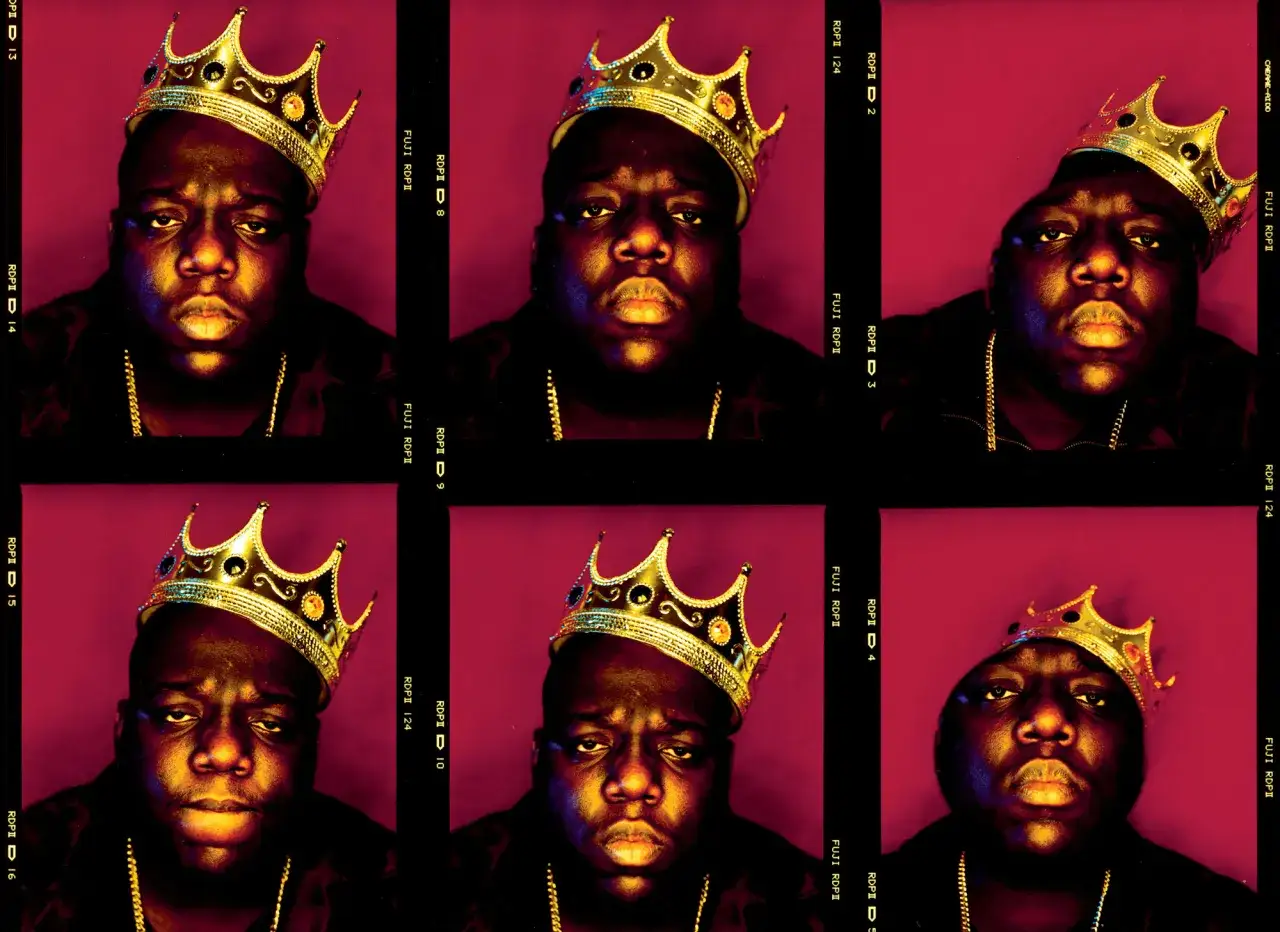 Biggie w koronie, symbol najpopularniejszych kawałków hip-hop. Król rapu na sześciu ujęciach.