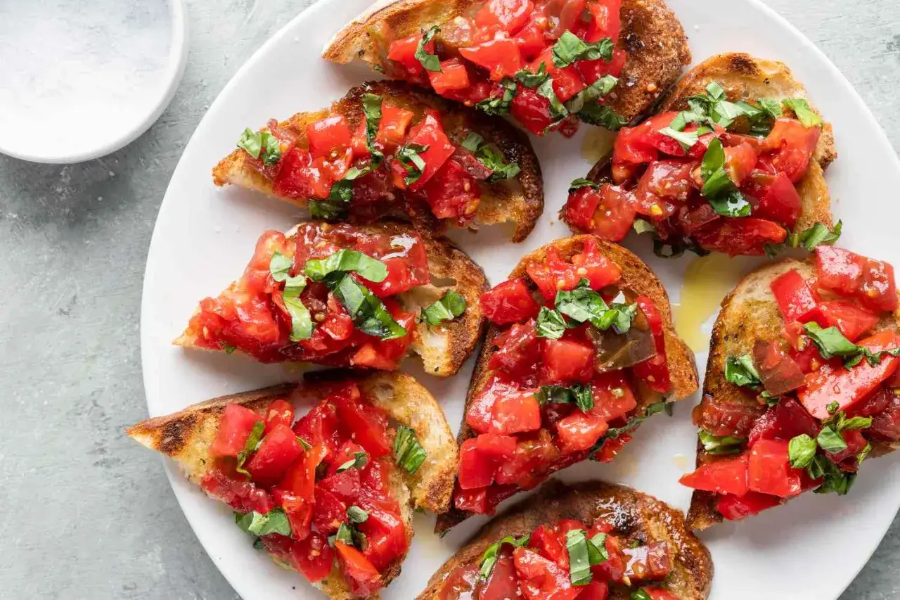 Frische Bruschetta mit Tomaten und Basilikum, die klassischen Bruschetta Zutaten, auf ger&ouml;stetem Brot.