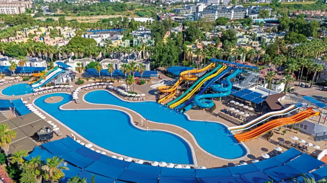 Wasserspa&szlig; im von resort golden coast: bunte Rutschen, gro&szlig;e Pools und Palmen laden zum Entspannen ein.