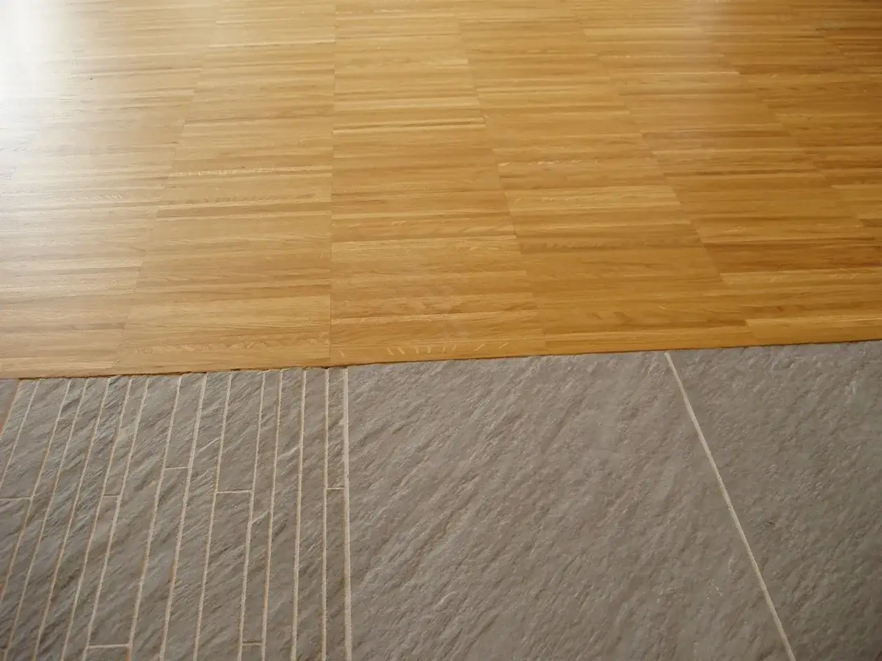 Unire pavimenti in parquet e pietra per un open space. Come unire il pavimento se abbatto il muro.