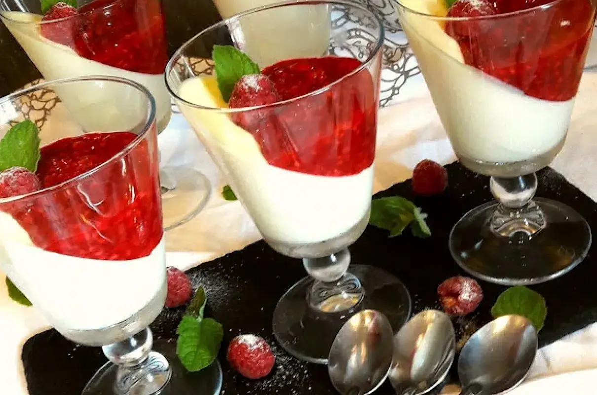 Panna cotta z malinami, idealna na deser. Ten oryginalny przepis zachwyci każdego.