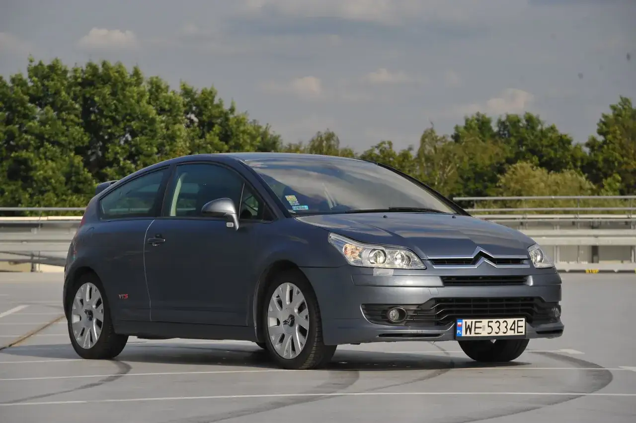 Szary Citroen C4 2008, wersja 3-drzwiowa, zaparkowany na zewnątrz.