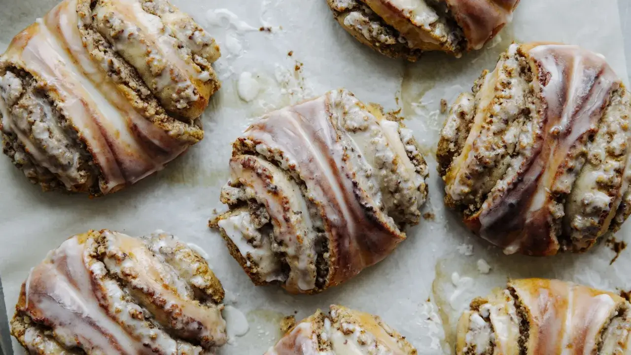Leckere Nussschnecken, frisch gebacken und mit Zuckerguss &uuml;berzogen. Ein tolles Nussschnecken Rezept f&uuml;r jeden Anlass.