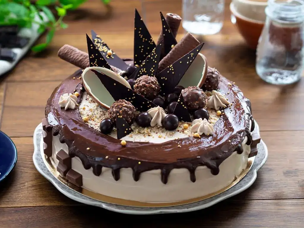 tort drip cake z polewą czekoladową i owocami