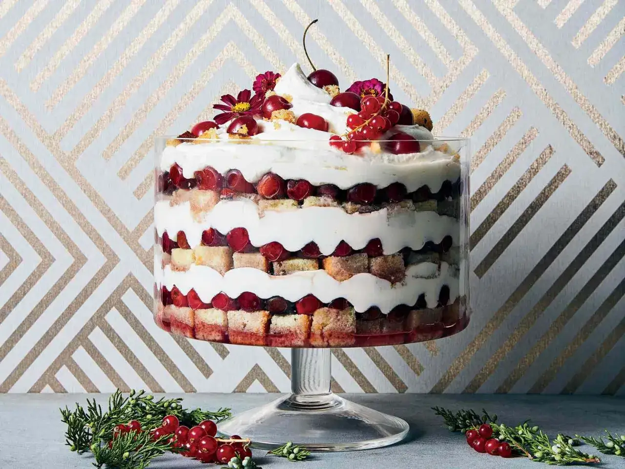Schichtdessert mit Kirschen und Sahne, perfekt als schnelles Party Dessert.