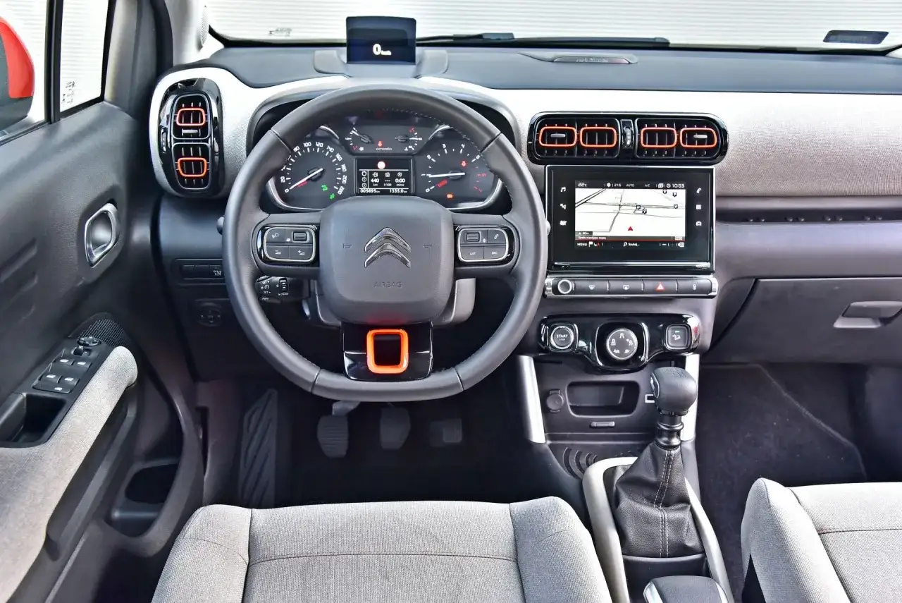 Wnętrze Citroen C3 Aircross. Sprawdź atrakcyjną citroen c3 aircross cena i wyposażenie. Nowoczesny kokpit z ekranem nawigacji.
