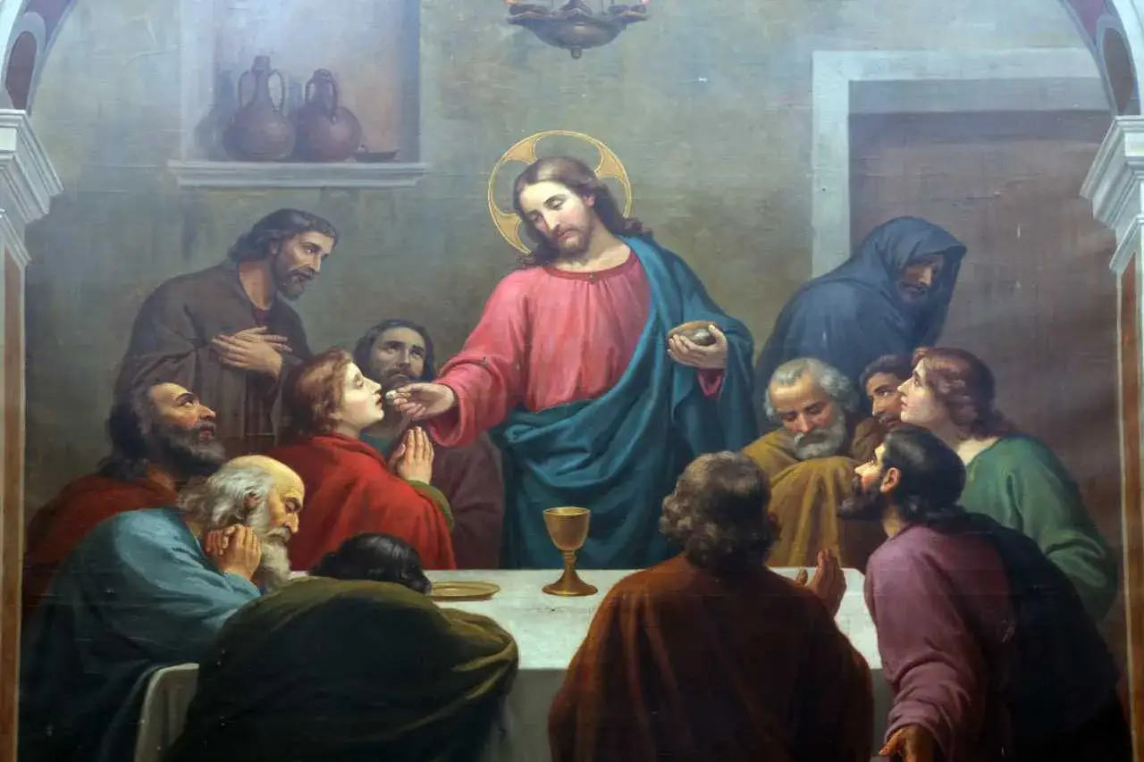 Jezus udziela komunii świętej apostołom. Scena Ostatniej Wieczerzy, gdzie każdy z apostołów z uwagą słucha słów Chrystusa.