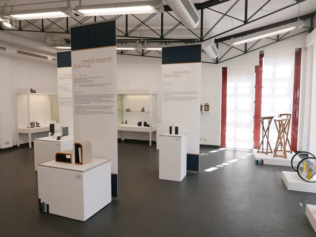 Ausstellung im Handwerksmuseum Deggendorf: preisgekrönte Buchkunst und Designobjekte.