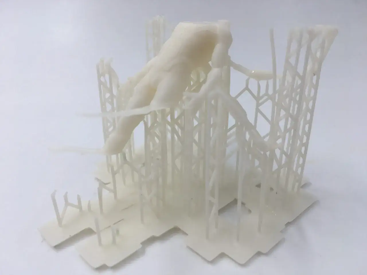 Drukarka 3D na biurku, osoba oglądająca wydruk