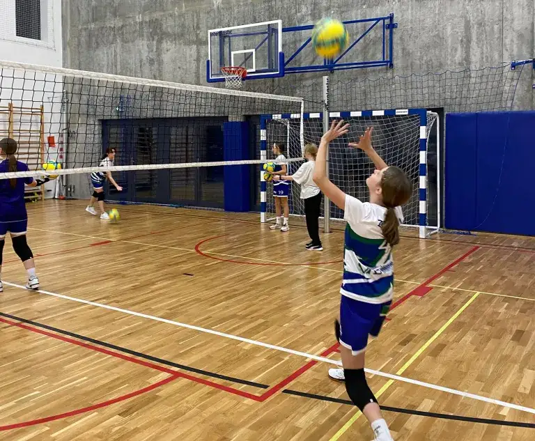 dzieci grające w siatk&oacute;wkę trening