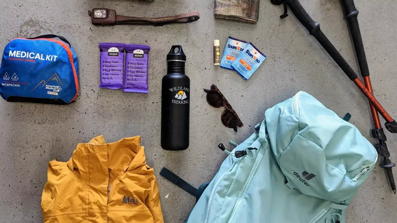 Wander equipment must have: Erste-Hilfe-Set, Riegel, Trinkflasche, Sonnencreme, Sonnenbrille, Stirnlampe, Regenjacke, Rucksack und Trekkingstöcke.