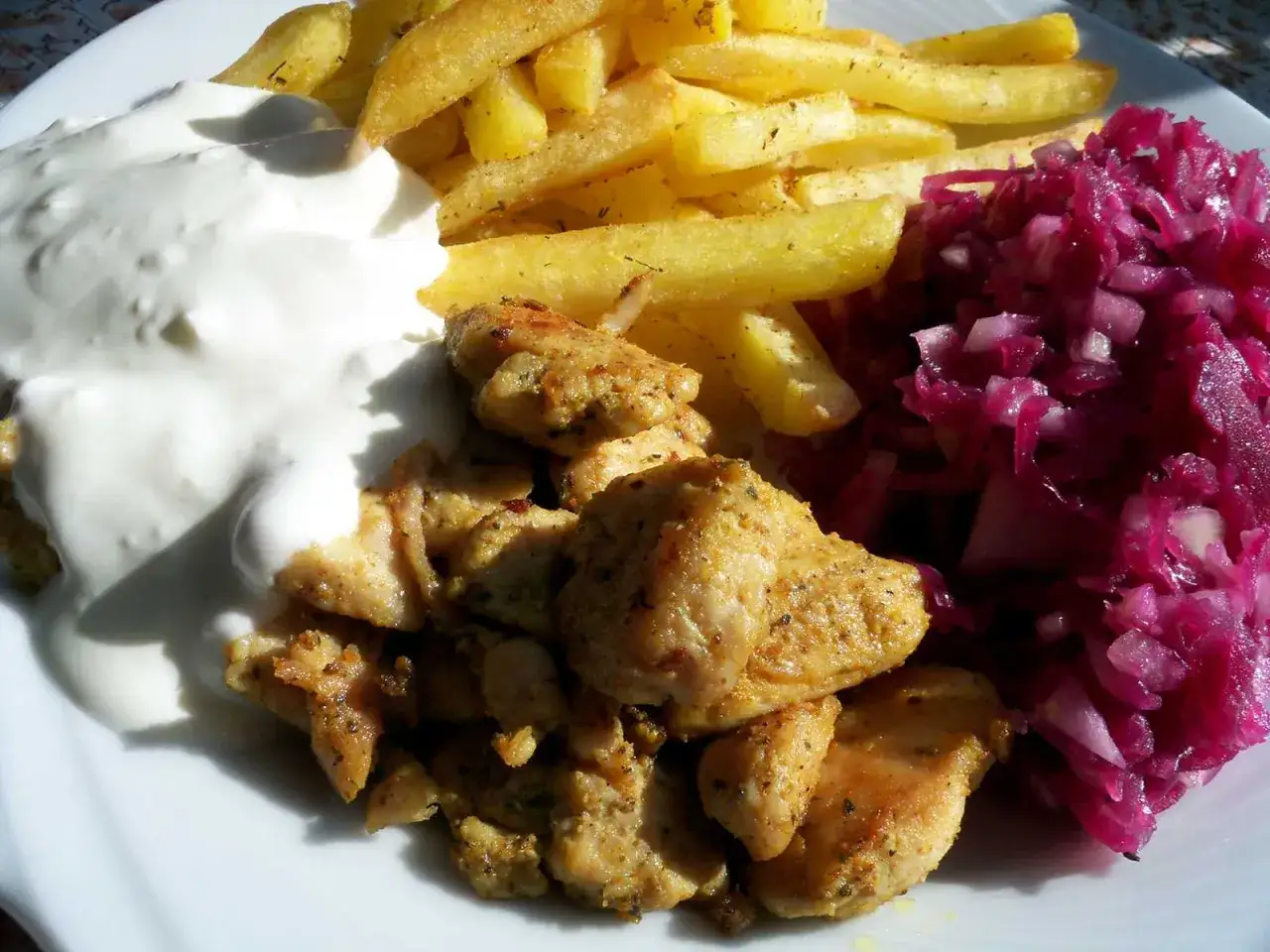 Pyszna shoarma z kurczaka z chrupiącymi frytkami, kremowym sosem i czerwoną kapustą. Idealny posiłek na szybki lunch.