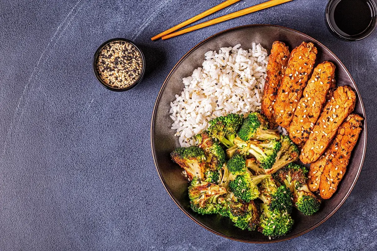 Leckeres Tempeh-Rezept mit Reis und geröstetem Brokkoli, bestreut mit Sesam. Ein gesundes und sättigendes Gericht.