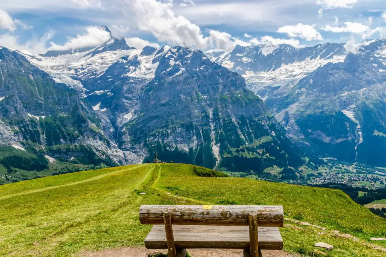 Ławka na tle majestatycznych gór w Grindelwald.