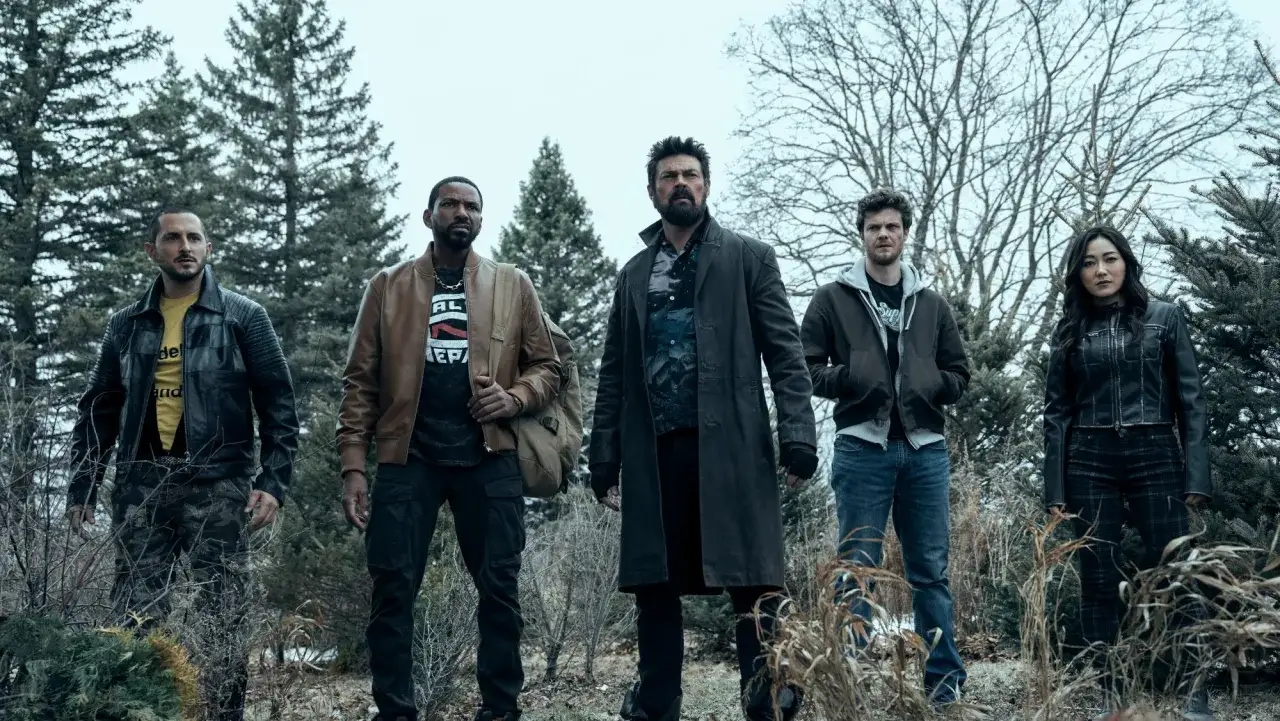 Die Boys: Neue Staffel! F&uuml;nf d&uuml;stere Gestalten stehen im Wald. Billy Butcher im langen Mantel f&uuml;hrt die Gruppe an.