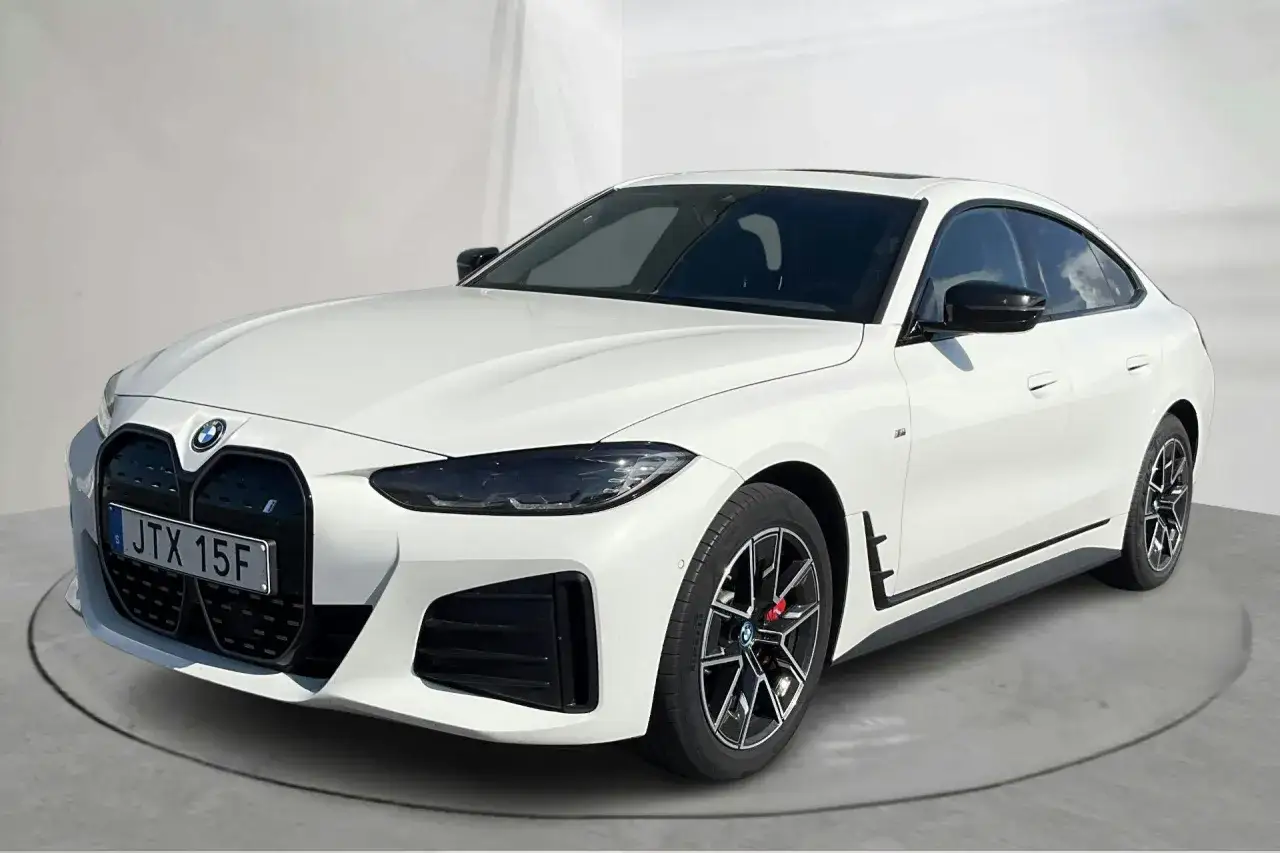 Vit BMW i4 begagnad, med sportiga f&auml;lgar och m&ouml;rk grill. Perfekt f&ouml;r dig som s&ouml;ker en elegant elbil.