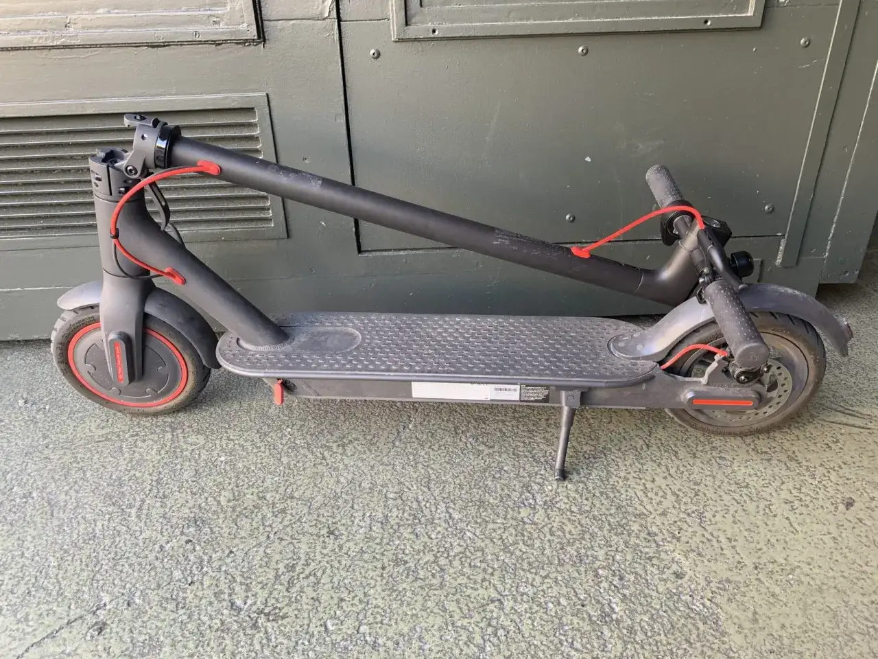 Trottinette électrique Xiaomi M365, vue latérale. Parfait pour consulter la xiaomi m365 fiche technique avant l'achat.