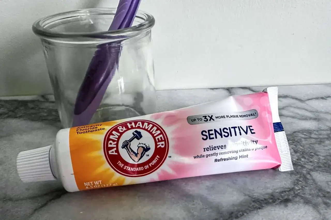 Jaka pasta po wybielaniu zębów? Arm & Hammer Sensitive z miętowym odświeżeniem, łagodnie usuwa osad i kamień.