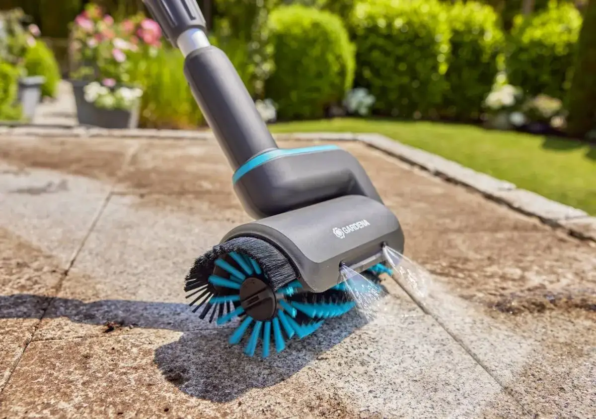 Spazzola elettrica Gardena in azione, per scoprire come pulire i sanpietrini in modo efficace e veloce.