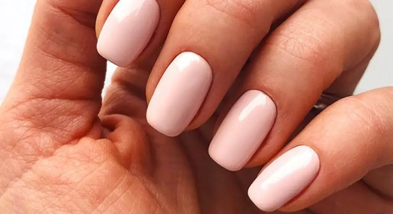 Unghie squoval rosa cipria, eleganti e raffinate, perfette per ogni occasione.