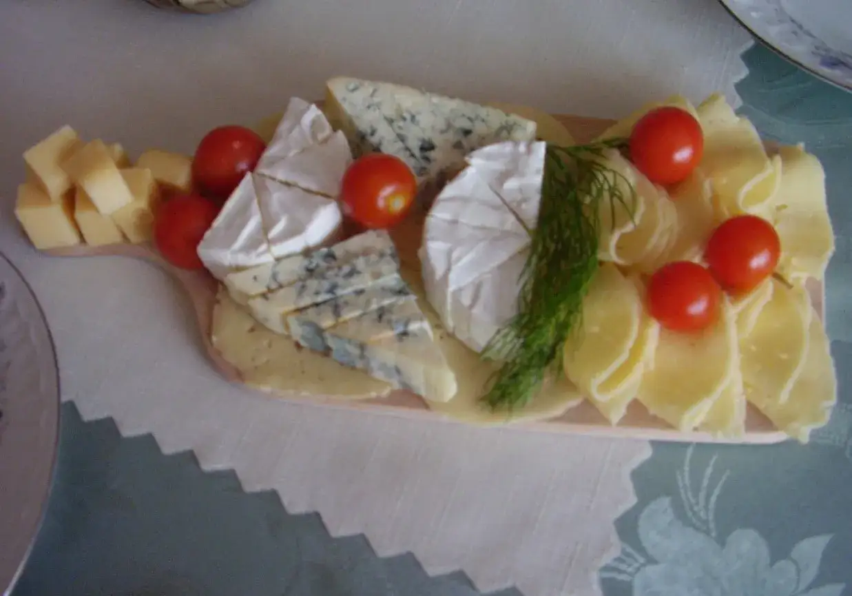 Deska serów z pomidorkami, camembertem i pikantnym gorgonzolą.