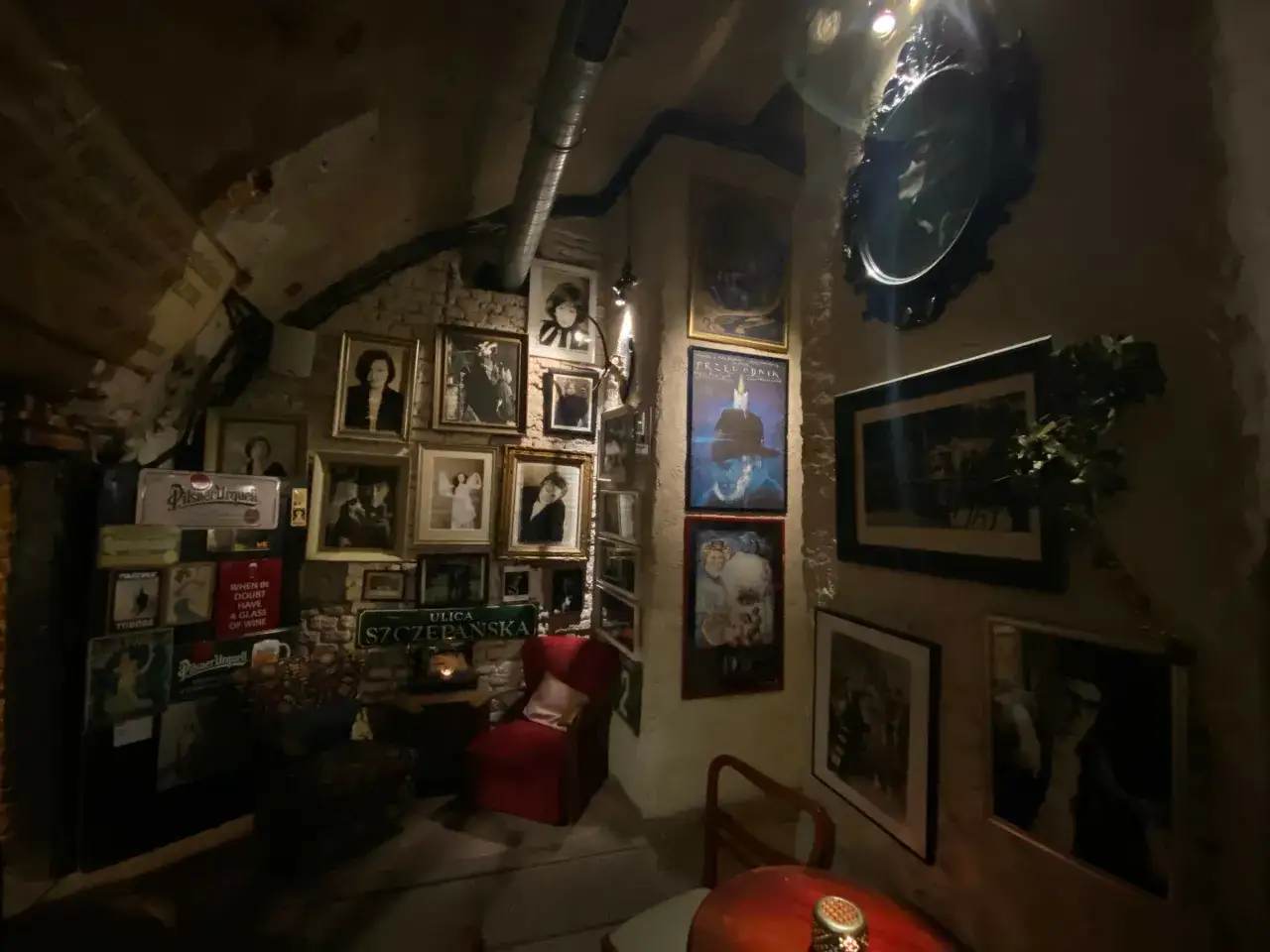 Wnętrze piwnicy pod baranami, pełne starych fotografii i plakatów, tworzy niepowtarzalną atmosferę. To miejsce, gdzie historia żyje w każdym detalu.