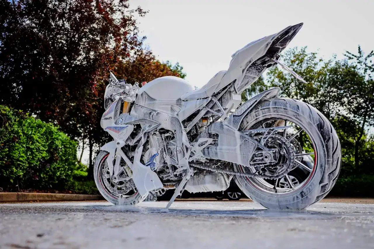 motocykl na myjni bezdotykowej