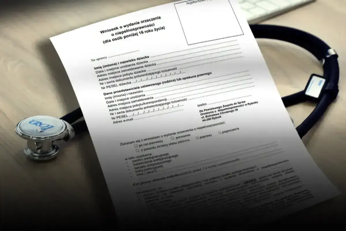 Wniosek o wydanie orzeczenia o niepełnosprawności, obok stetoskopu. Czy ADHD to niepełnosprawność? Dokumenty medyczne i formalności.