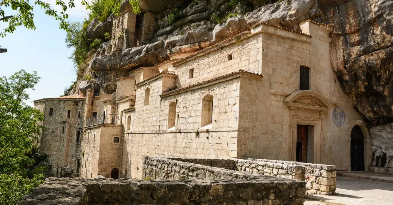 Monastero scavato nella roccia, un'imponente struttura in pietra che sfida la **pretoro altitudine**.
