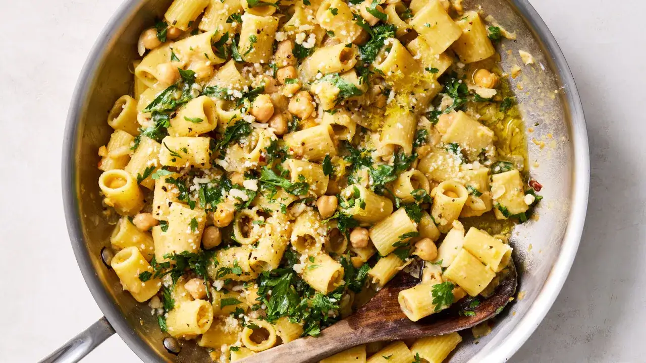Herzhafte Rigatoni mit Kichererbsen und Petersilie, ein Beispiel f&uuml;r gesunde Pasta Rezepte, in einer Pfanne serviert.