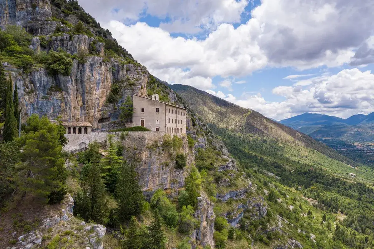 Monastero aggrappato alla roccia, un luogo di pace e contemplazione, il sentiero dello spirito si snoda tra la natura selvaggia e le vette.