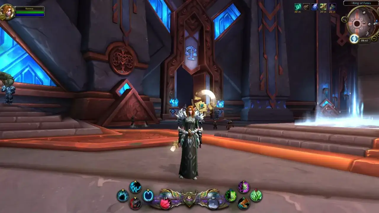 Personaggio femminile in un'imponente sala di World of Warcraft, con un'interfaccia che ricorda il **world of warcraft ps5**.