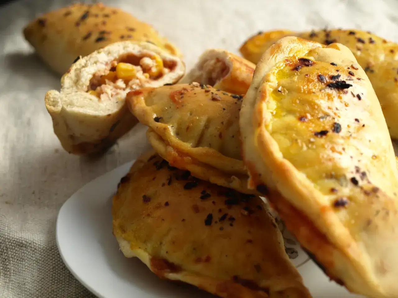uformowane pierogi pieczone przed pieczeniem