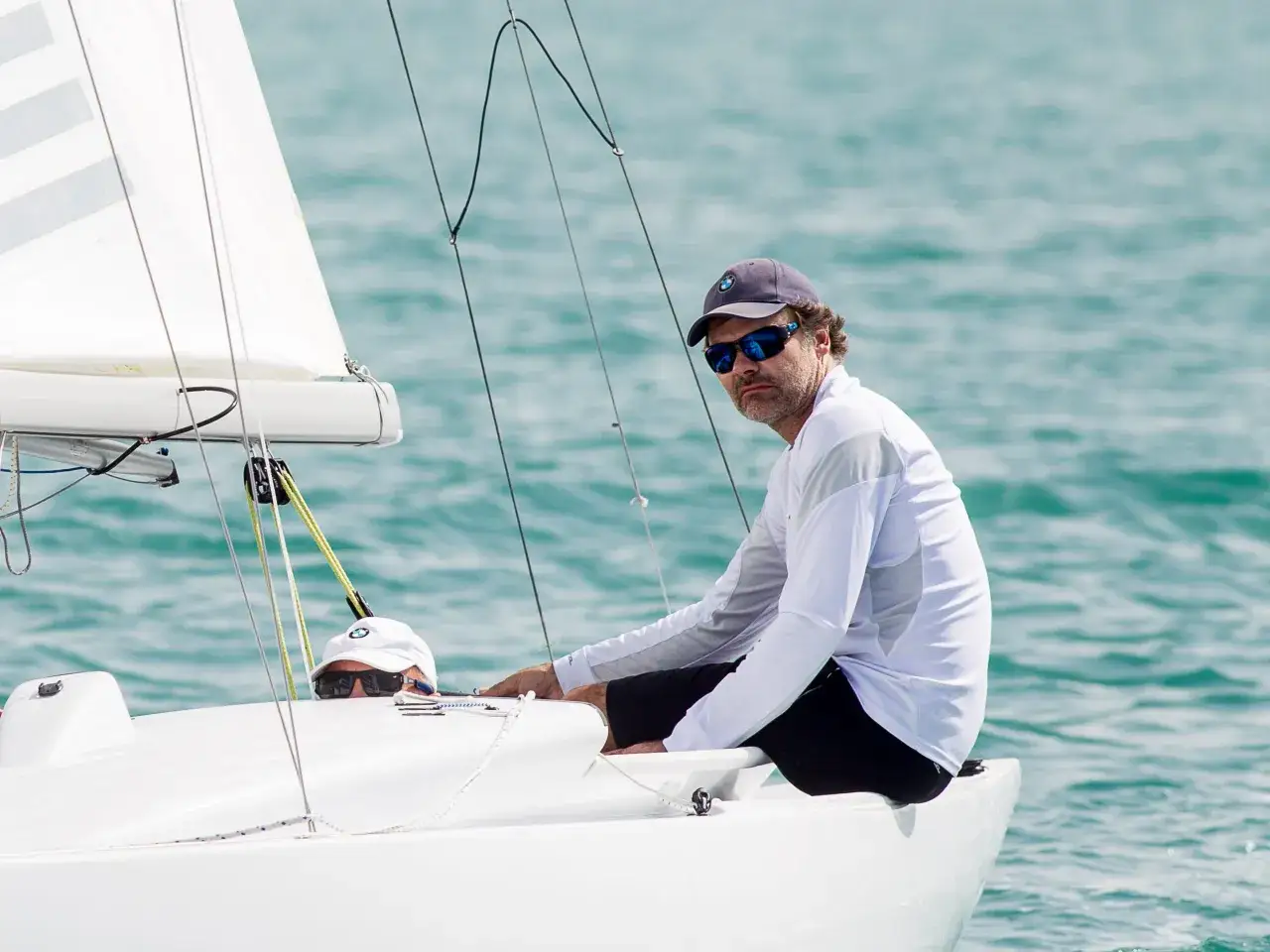 Markus Wieser navigiert mit seinem Segelboot über das türkisfarbene Meer. Ein zweiter Segler ist im Vordergrund zu sehen.