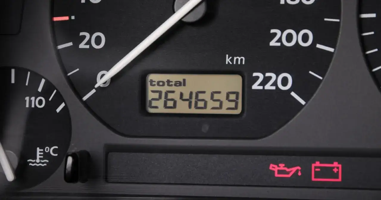 Na desce rozdzielczej widoczny jest licznik kilometr&oacute;w (odometer) wskazujący 264659 km. Obok wskaźnik temperatury i kontrolki.