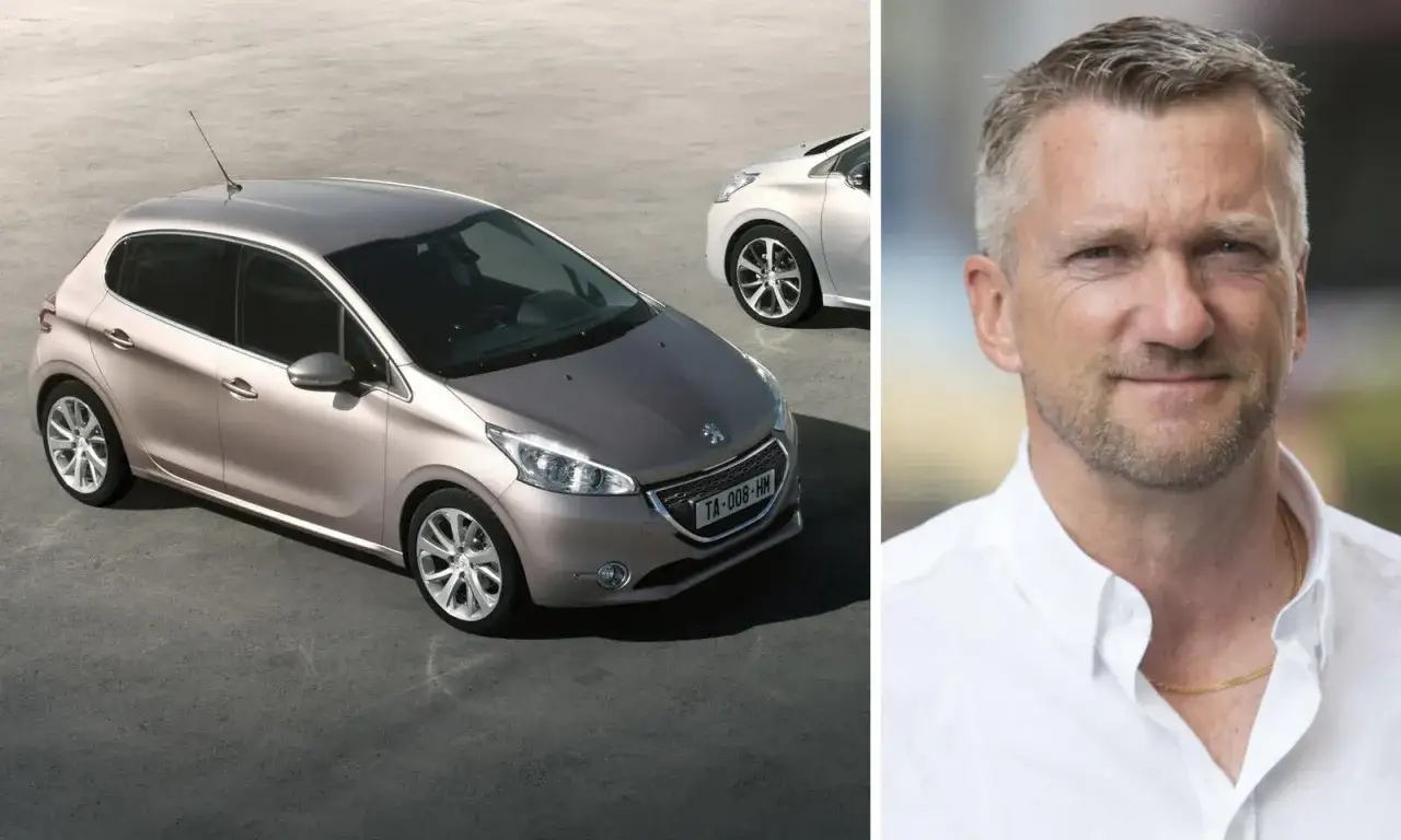 En man i vit skjorta bredvid en Peugeot 208. Kanske en diskussion om ett peugeot 208 problem?
