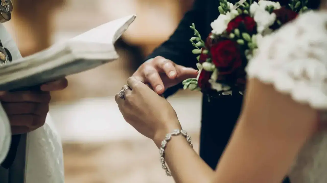 Wymiana obrączek podczas ceremonii ślubnej. To symbol tego, co daje ślub kościelny: sakrament i błogosławieństwo.