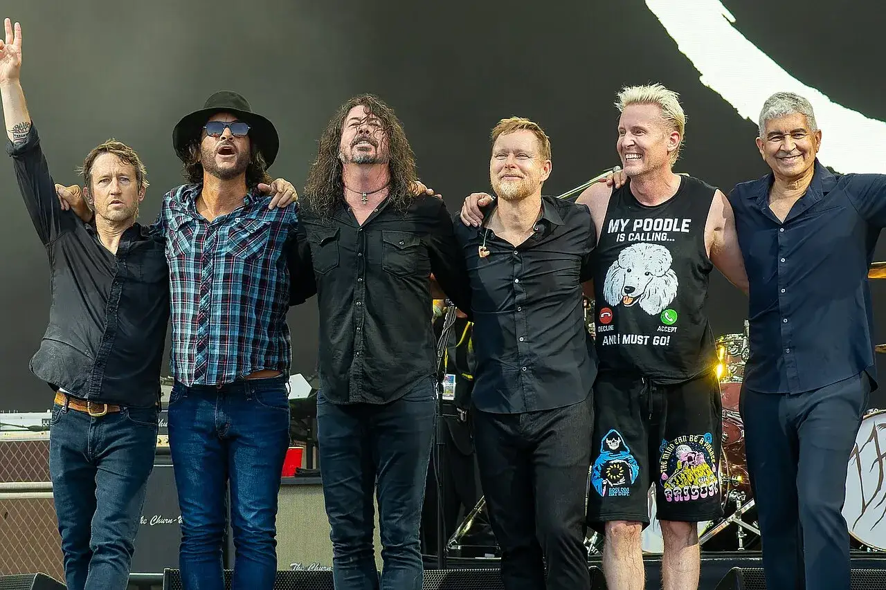 Foo Fighters członkowie pozują na scenie. Od lewej: Nate Mendel, Pat Smear, Dave Grohl, Taylor Hawkins, Chris Shiflett i Rami Jaffee.