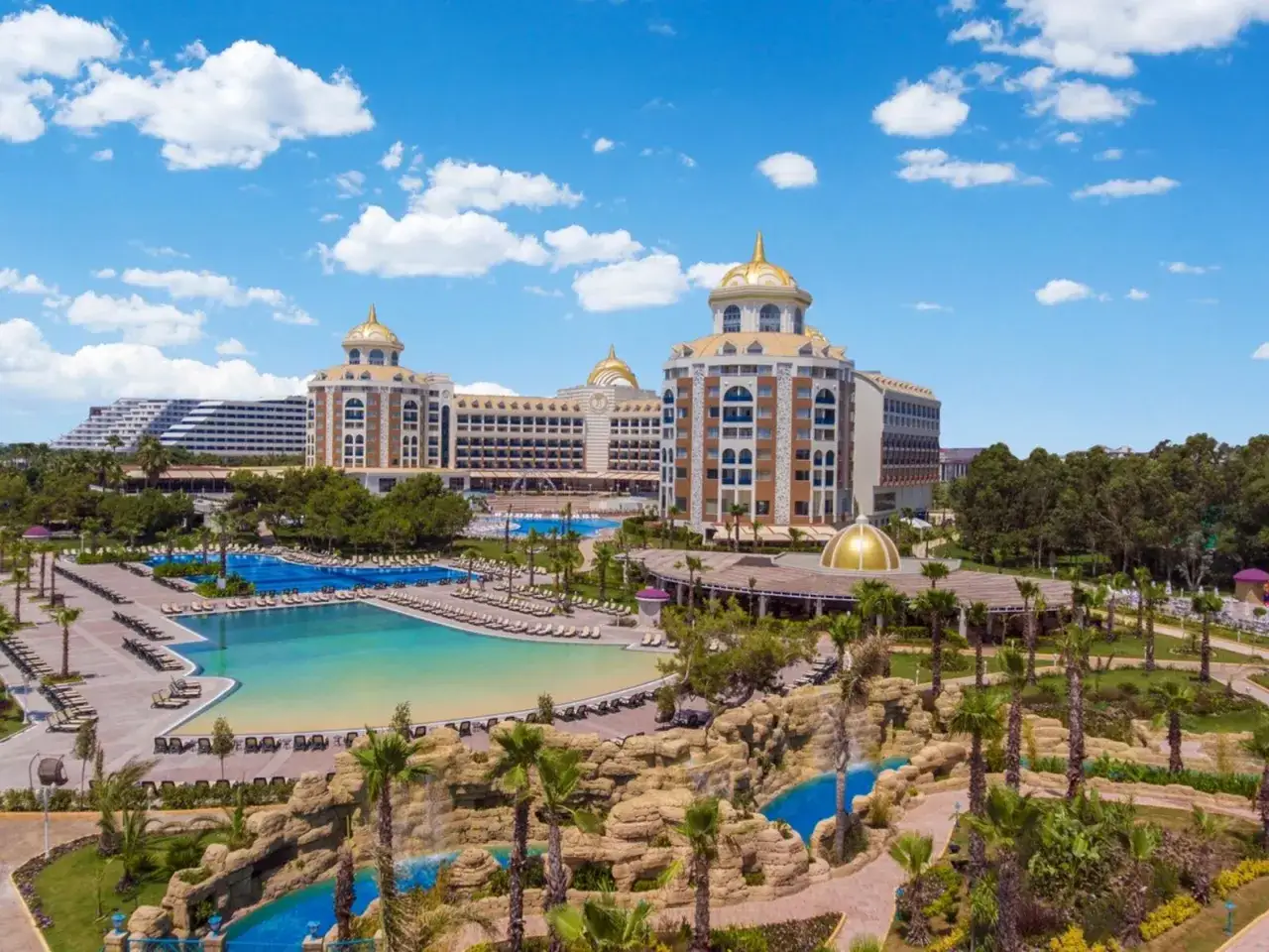 Ein luxuriöses Resort mit großen Pools und Palmen. Das Delphin Be Grand Hotel bietet eine beeindruckende Architektur und weitläufige Außenanlagen.