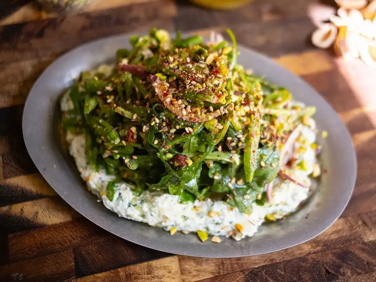En kr&auml;mig bas med en fr&auml;sch sallad till pajen, toppad med n&ouml;tter och fr&ouml;n.