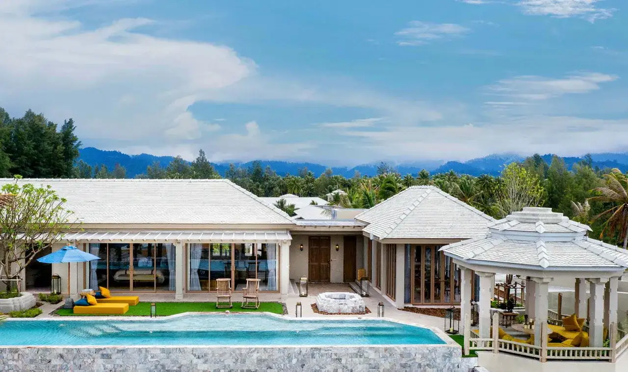 Luxuri&ouml;ses Anwesen mit Pool und Pavillon im Moracea by Khao Lak Resort, umgeben von &uuml;ppiger Vegetation und Bergen.