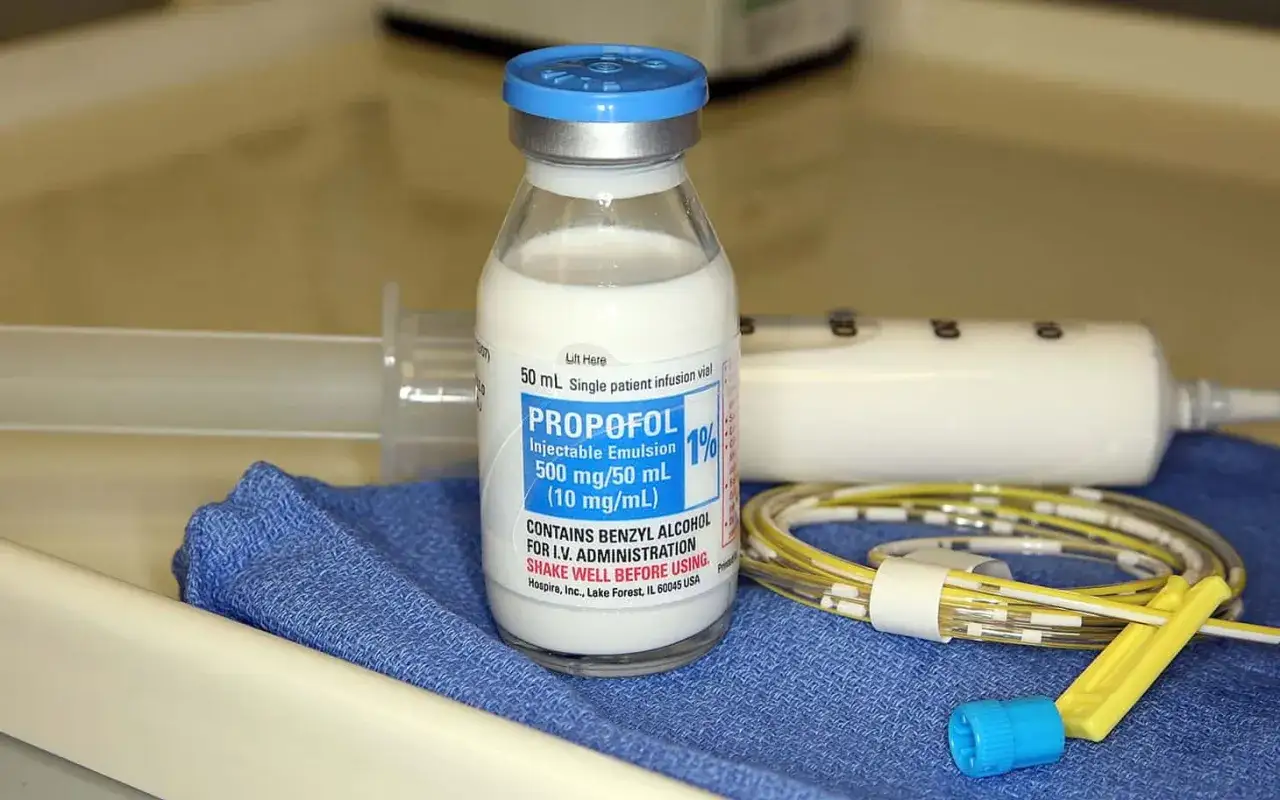 Fiolka z propofolem, środkiem znieczulającym, obok strzykawki i cewników. Propofol co to? To lek dożylny.