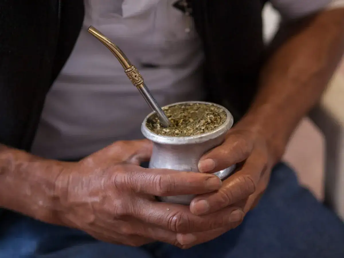 Mężczyzna trzyma naczynie z yerba mate. Napój ten ma bardzo mało kcal, co czyni go zdrowym wyborem.