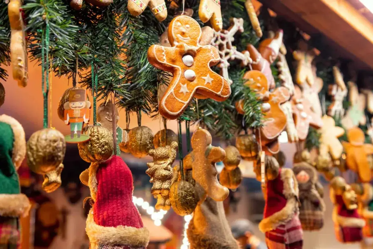 Lebkuchenmännchen und bunte Anhänger am Weihnachtsmarkt Plau am See.